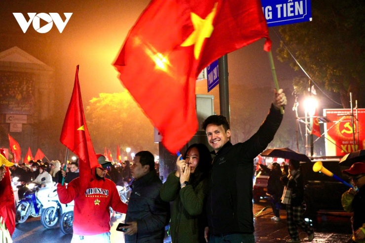 Những cái ôm vỡ òa của các cổ động viên xa lạ, chung một niềm vui chiến thắng.