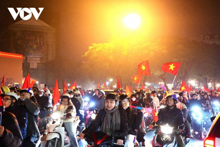 Tiếng reo hò vang lên giữa đêm khuya, phá tan sự tĩnh lặng của Hà Nội sau 1h sáng.