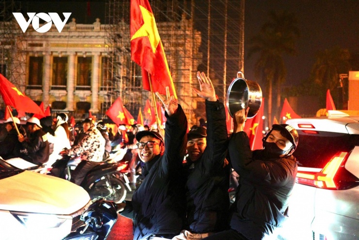 Khuôn mặt rạng rỡ của một cổ động viên trẻ sau chiến thắng nghẹt thở.