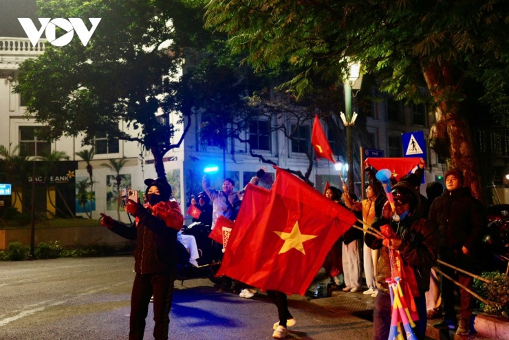 Tiếng trống, tiếng hò reo hòa cùng tiếng mưa tạo nên không khí đặc biệt.