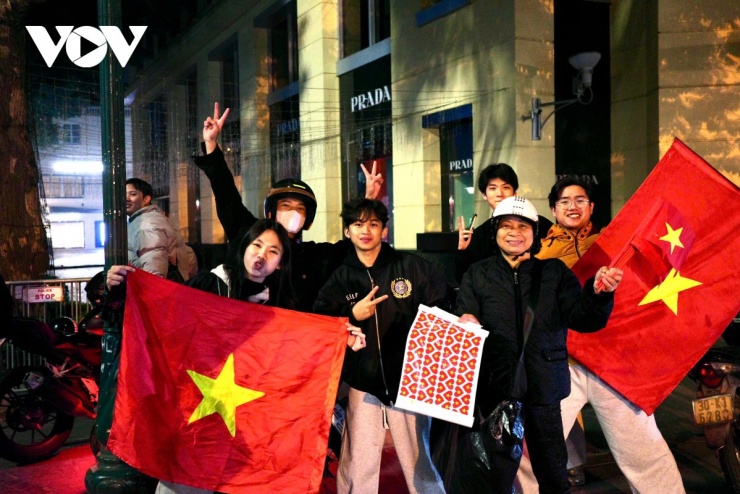 Một nhóm cổ động viên cùng hô vang “Việt Nam vô địch”.