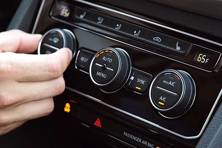 Việc điều chỉnh nhiệt độ điều hòa ô tô trong mùa đông nên được chú ý.
