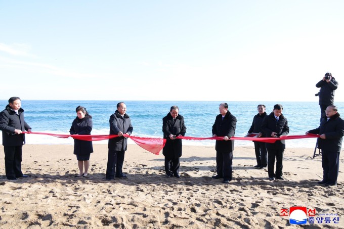 Các quan chức Triều Tiên cắt băng khánh thành khu du lịch. Ảnh: KCNA