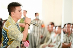 Đàm Vĩnh Hưng hát ở trại giam