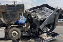 Thùng sắt rơi đè bẹp cabin xe đầu kéo trên quốc lộ 51