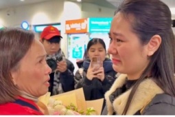 Đón U23 Việt Nam trở về tại sân bay, mẹ trung vệ Hiểu Minh bật khóc nức nở