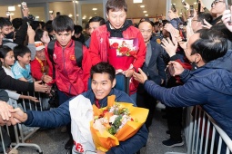 Người hùng U23 Việt Nam mang HCĐ châu Á về nước, thầy Kim nói gì với người hâm mộ?