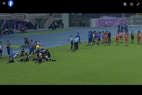 Hình ảnh "gây sốt" MXH: U23 Việt Nam 10 người đứng hiên ngang, U23 Hàn Quốc 11 người nằm/ngồi mỏi mệt