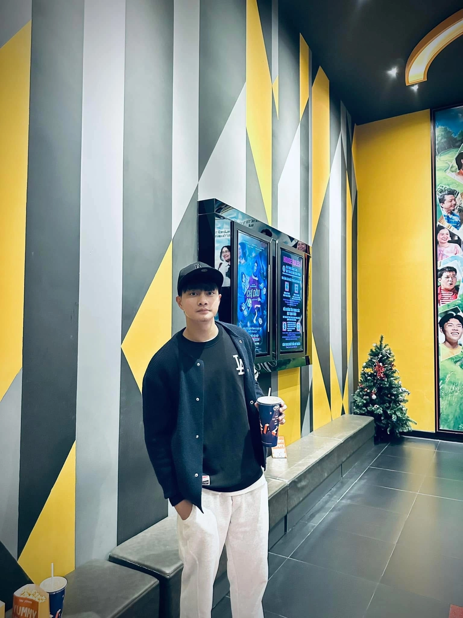 Sinh năm 2005 tại Diễn Châu, Nghệ An, Cao Văn Bình sở hữu chiều cao 1m83, gương mặt sáng, sống mũi cao, đôi mắt hút hồn cùng nụ cười hiền lành.