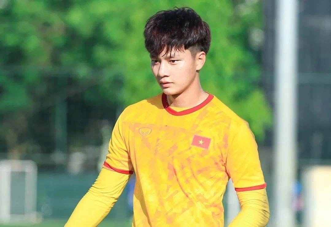 Ngoại hình này giúp anh nổi bật giữa&nbsp;dàn thủ môn&nbsp;vốn thường mang dáng vẻ cao to, góc cạnh.