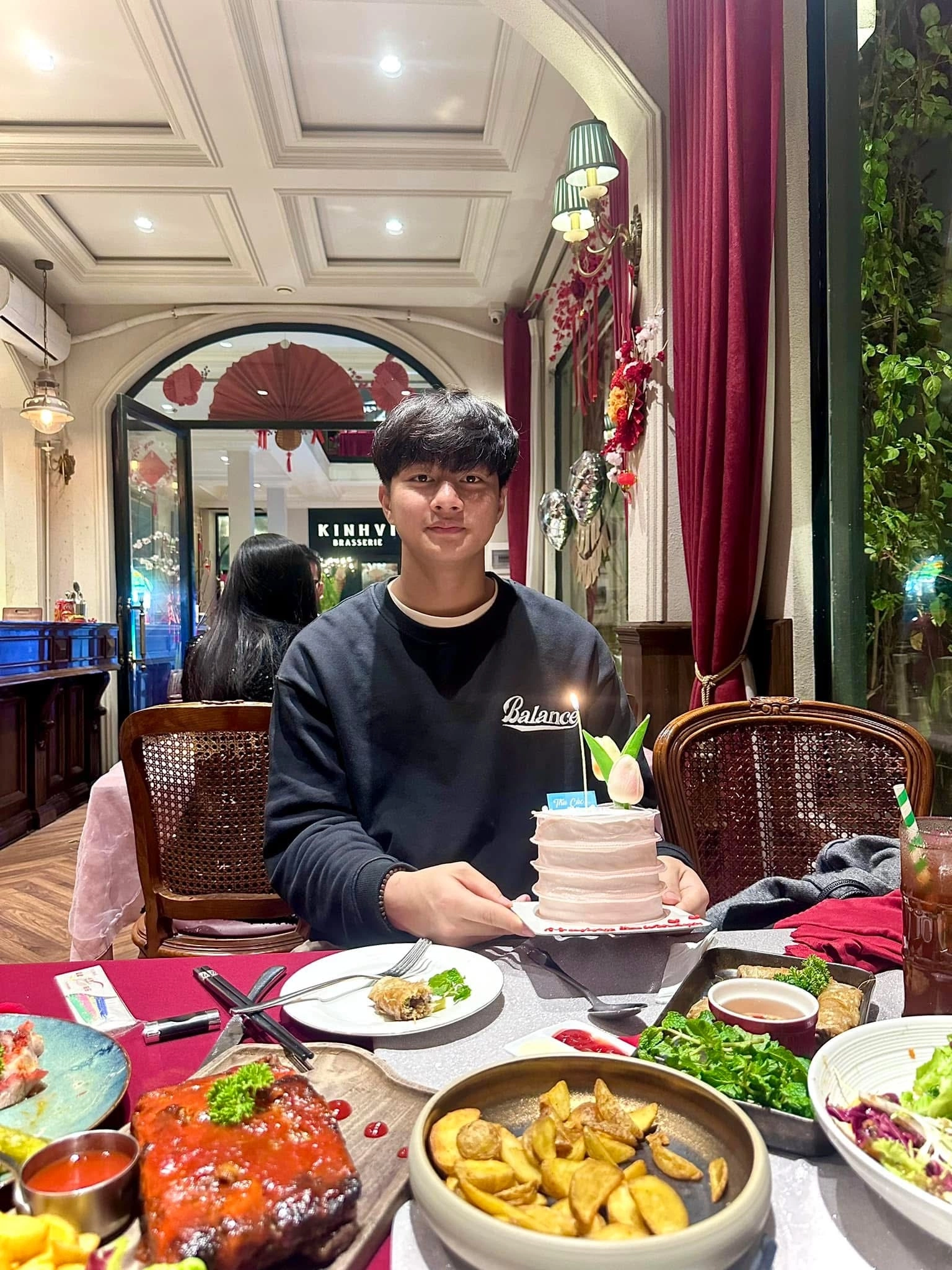 Dù vậy, anh khá kín tiếng trên mạng xã hội, hiếm khi đăng tải ảnh cá nhân. Phần lớn hình ảnh đời thường của Văn Bình được chia sẻ bởi người thân, bạn bè hoặc đồng đội.