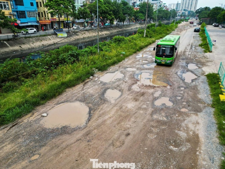 Trước đó hơn một tháng, lòng đường Nguyễn Cảnh Dị vừa nhỏ hẹp vừa ổ gà, ổ trâu chằng chịt và được đánh giá là tuyến đường xấu nhất nội đô Hà Nội.