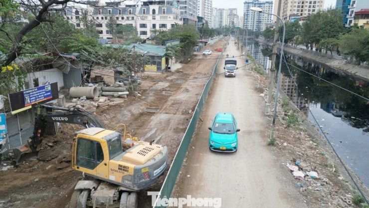 Hiện một bên đường chiều Đại Kim - cầu Định Công đã được thi công, mở rộng xong giai đoạn 1, đơn vị đã thảm phẳng mặt đường để xe lưu thông; chiều cầu Định Công - Đại Kim được rào để tiếp tục thi công giai đoạn 2.