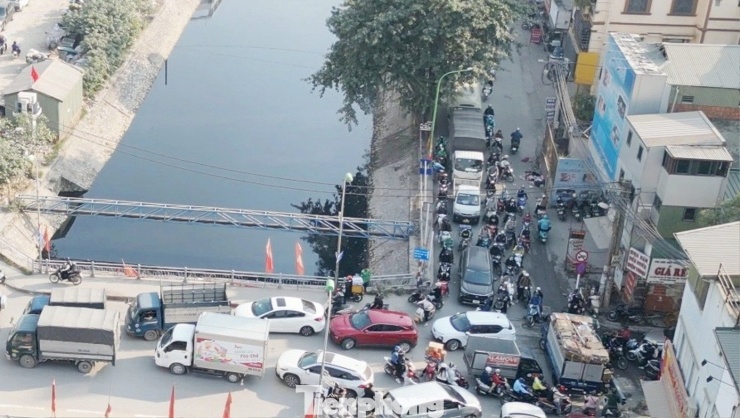 Khi đường Nguyễn Cảnh Dị thi công, toàn bộ xe ô tô dồn hết sang đường bờ sông Tô Lịch phía đối diện, dẫn đến tuyến đường này đang trở nên quá tải, ùn tắc.