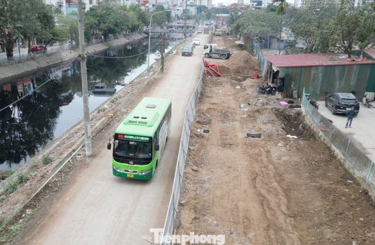 Theo tiến độ giấy phép được Sở Xây dựng cấp, công trình sửa chữa lòng đường Nguyễn Cảnh Dị có thời gian thực hiện từ ngày 24/11/2025 đến ngày 30/4/2026.