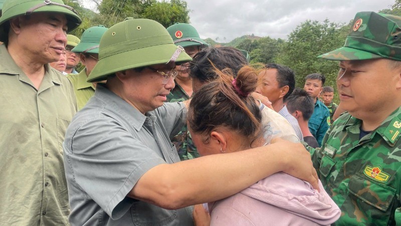 Thủ tướng Phạm Minh Chính tới Làng Nủ, thăm người dân và chỉ đạo công tác cứu hộ, cứu nạn. Thủ tướng Phạm Minh Chính tới Làng Nủ, thăm người dân và chỉ đạo công tác cứu hộ, cứu nạn.