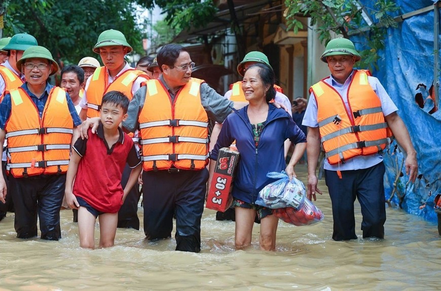 Thủ tướng đi kiểm tra và thăm hỏi người dân trong vùng bị lụt, bão. Thủ tướng đi kiểm tra và thăm hỏi người dân trong vùng bị lụt, bão.