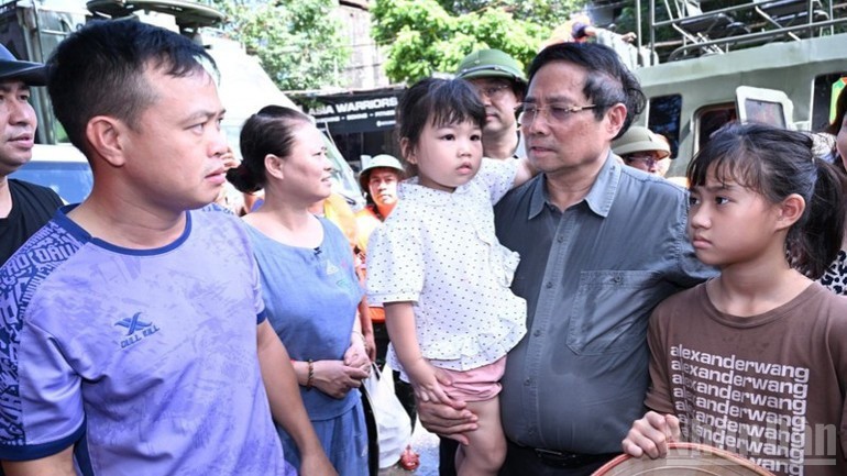 Thủ tướng đi kiểm tra và thăm hỏi người dân trong vùng bị lụt, bão. Thủ tướng đi kiểm tra và thăm hỏi người dân trong vùng bị lụt, bão.