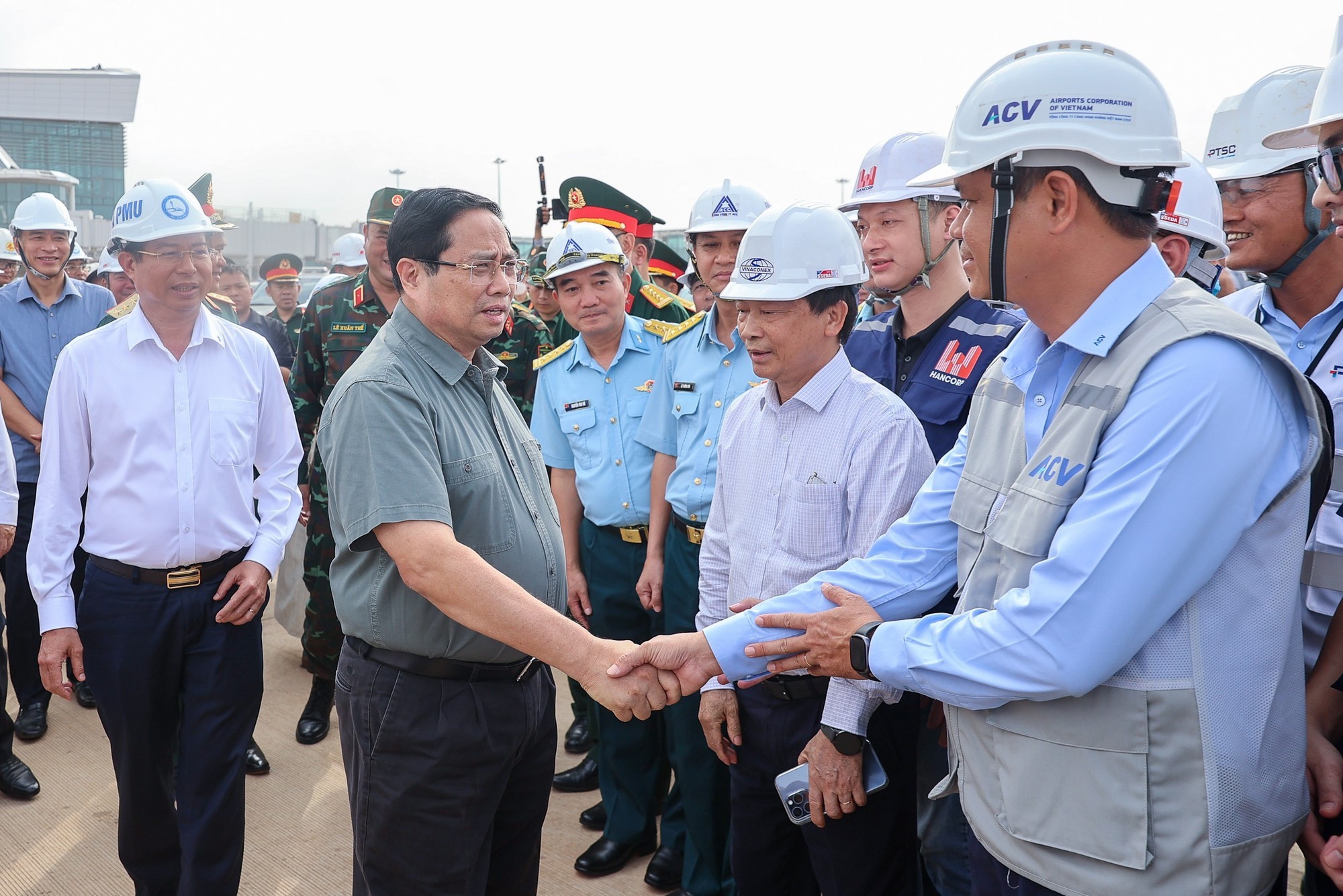 Thủ tướng đi kiểm tra việc triển khai các công trình, dự án. Thủ tướng đi kiểm tra việc triển khai các công trình, dự án.