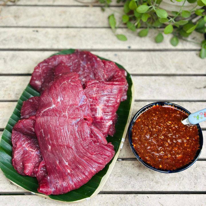 Chọn thịt mông thớ dài để làm khô bò nguyên miếng.