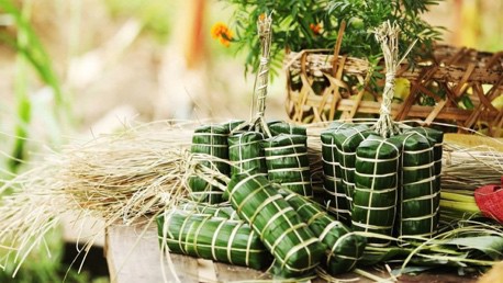 Gói bánh chưng, bánh tét.