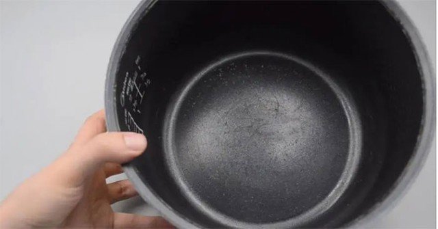 Một khi lớp chống dính đã không còn nguyên vẹn thì quá trình sử dụng sẽ sớm nhận ra cơm nấu không được ngon, dễ dính nồi và cơm bị khét.