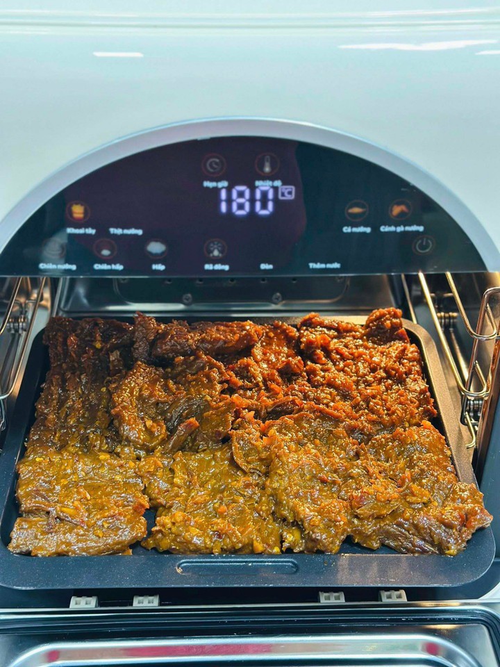 Sếp vào khay cho vào nồi chiên.