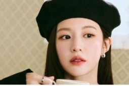 Khối tài sản của nữ chính  " Can This Love Be Translated? " 