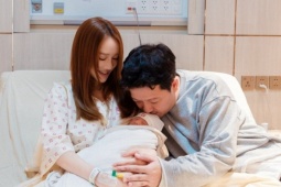 Nhã Phương sinh con thứ ba, xúc động chia sẻ khoảnh khắc làm mẹ