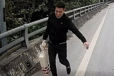 Tài xế kể khoảnh khắc nhặt bao tải tiền gần một tỷ đồng trên cao tốc