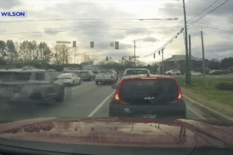 Clip: Cụ bà lái xe quá tốc độ tông vào 7 ô tô