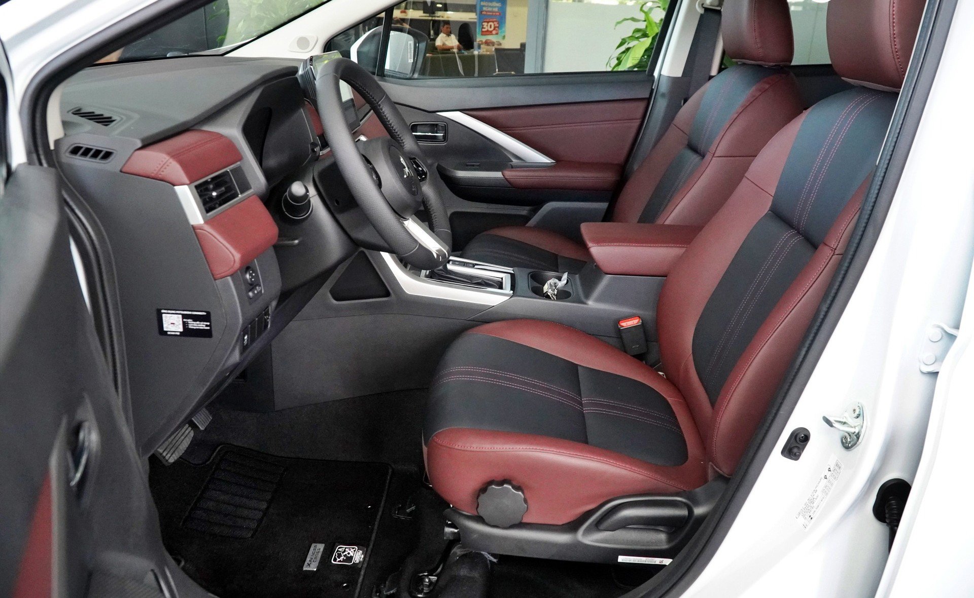 Ở hàng ghế thứ 2 cũng trang bị 1 cổng sạc USB A và 1 cổng sạc USB C.