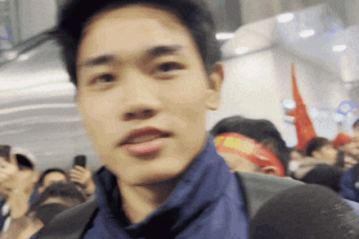 Đình Bắc, Lý Đức nói gì khi được biển người hâm mộ chào đón