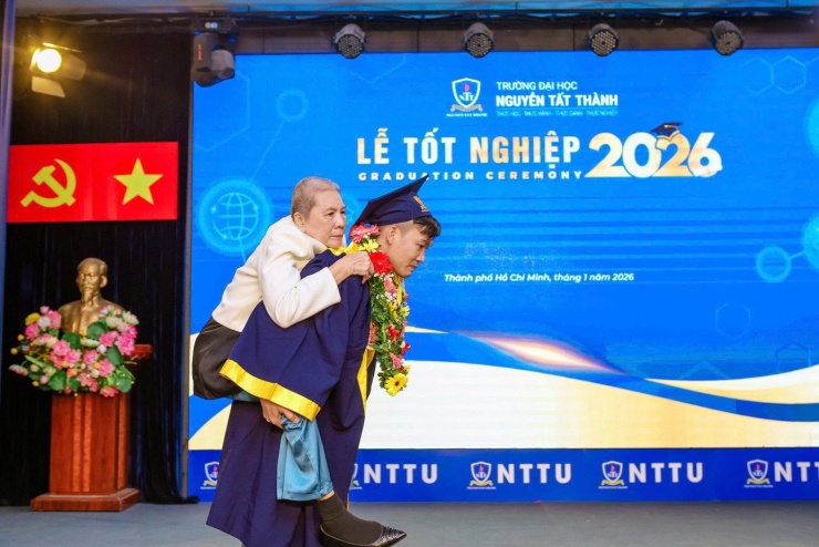 Dũng rưng rưng nước mắt cõng mẹ lên sân khấu cùng nhận bằng tốt nghiệp.