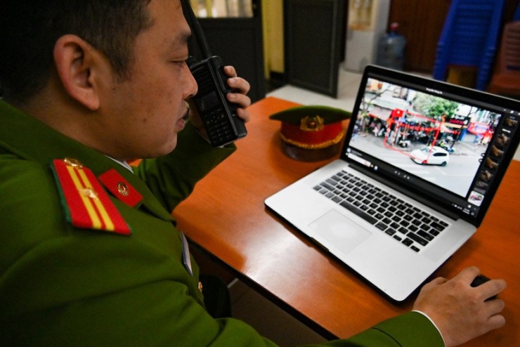 Cận cảnh quy trình phạt nguội vi phạm trật tự đô thị của Công an Hà Nội: Mắt thần soi từng mét vuông, đã vi phạm là bị xử lý - 7