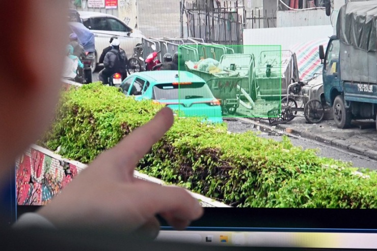 Cận cảnh quy trình phạt nguội vi phạm trật tự đô thị của Công an Hà Nội: Mắt thần soi từng mét vuông, đã vi phạm là bị xử lý - 11