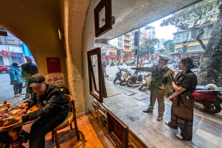 Cận cảnh quy trình phạt nguội vi phạm trật tự đô thị của Công an Hà Nội: Mắt thần soi từng mét vuông, đã vi phạm là bị xử lý - 10