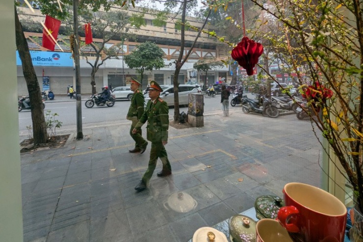 Cận cảnh quy trình phạt nguội vi phạm trật tự đô thị của Công an Hà Nội: Mắt thần soi từng mét vuông, đã vi phạm là bị xử lý - 16