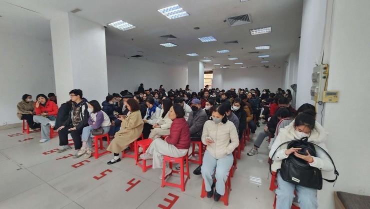 Theo ghi nhận của PV Dân Việt thời điểm hơn 11 giờ ngày 26/1, gần 200 khách hàng ngồi xếp hàng mua vàng tại cơ sở Bảo Tín Minh Châu (139 Cầu Giấy, Hà Nội).&nbsp;Ảnh: Thái Nguyễn