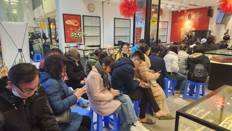Hàng chục người ngồi kín cửa hàng Phú Quý chờ mua vàng trong ngày 26/1. Ảnh: Thái Nguyễn