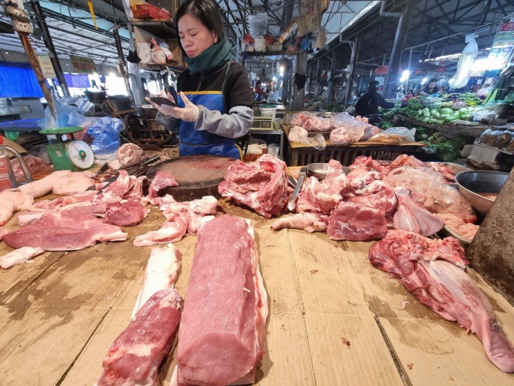 Giá thịt lợn liên tục tăng từng ngày.