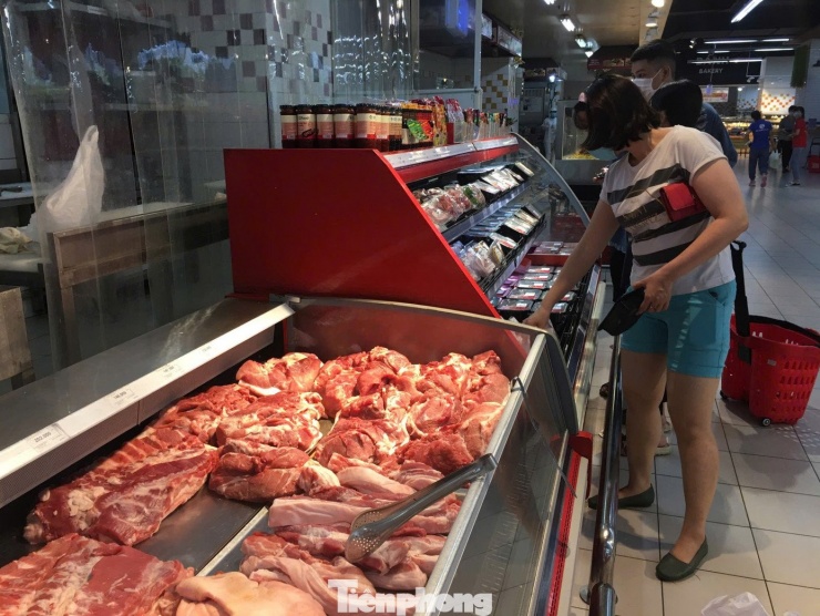 Người tiêu dùng lựa chọn kỹ càng khi giá thịt lợn tăng cao.