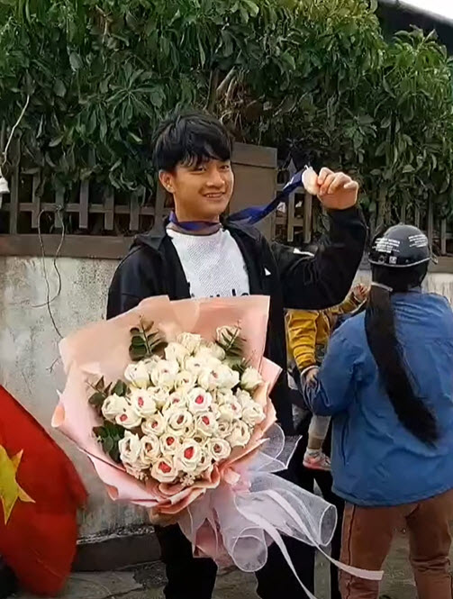 Rất đông người dân tới chúc mừng thủ môn Cao Văn Bình