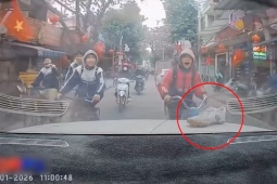 Clip: Bị bạn trêu để giày sau ô tô, nam sinh đạp xe  " thục mạng "  đuổi theo