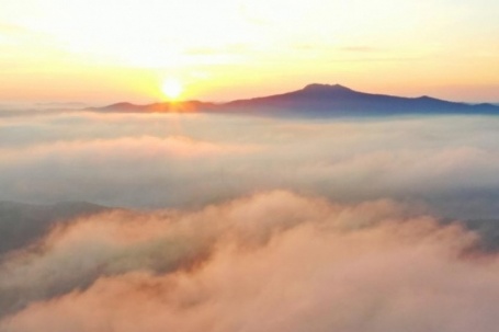 Bình minh sắc hồng giữa đại ngàn Măng Đen