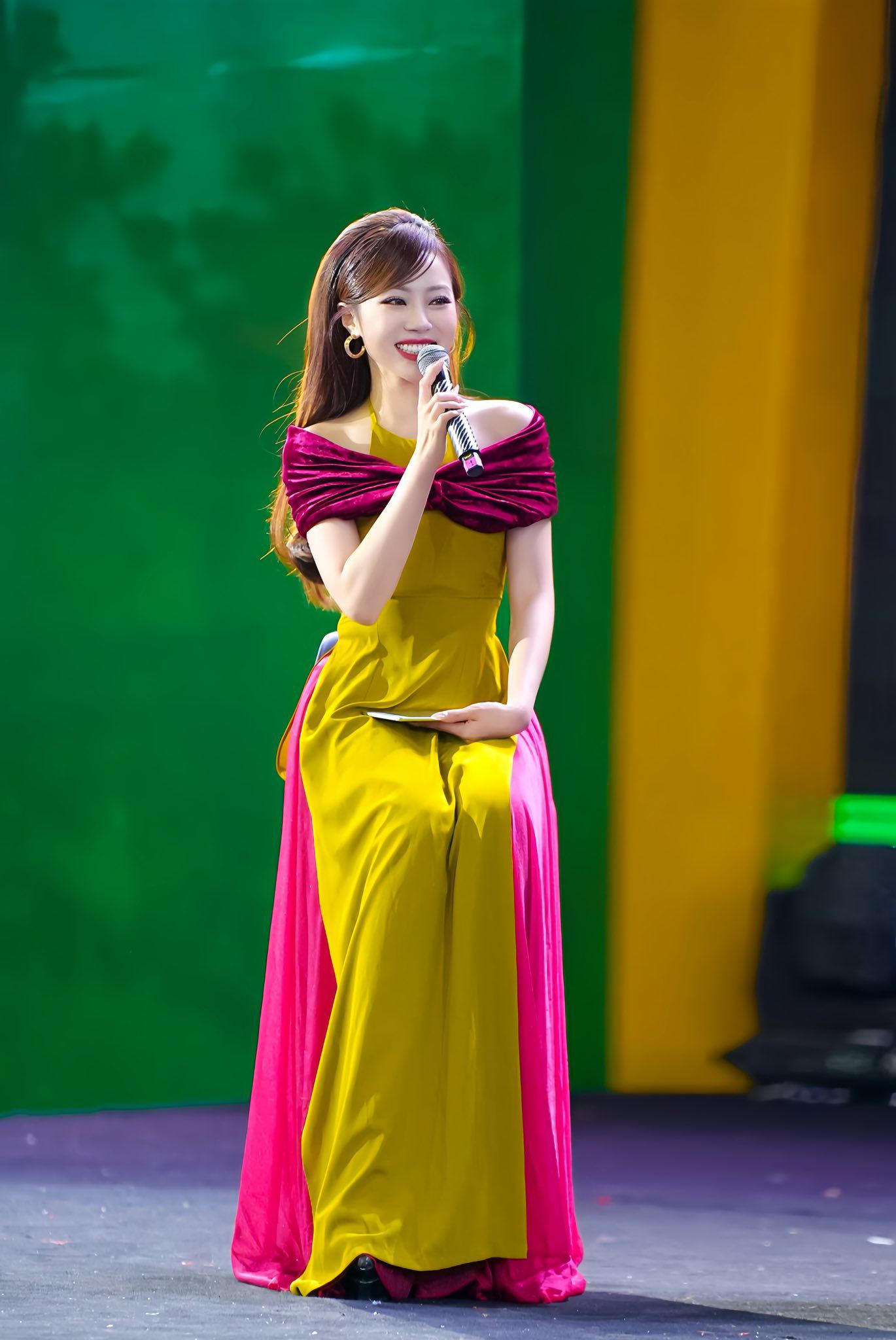 Phương Anh từng là VĐV của đội tuyển Dancesport quốc gia và hiện tại, cô là MC thể thao của VTV