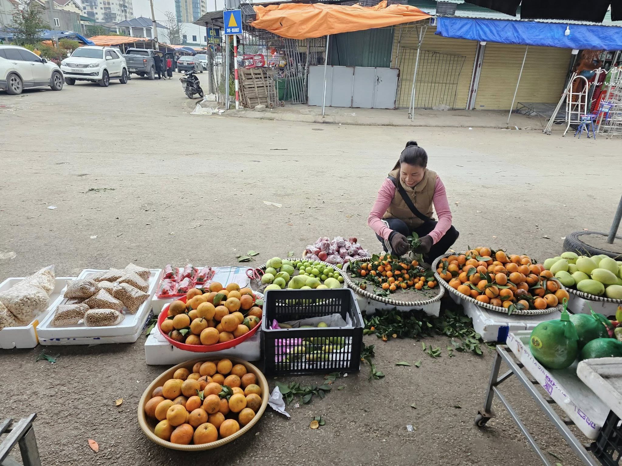 Thủ môn U23 VN Văn Bình được cả làng chào đón, mẹ bán hàng chợ quê đông nghịt khách vây quanh - 5