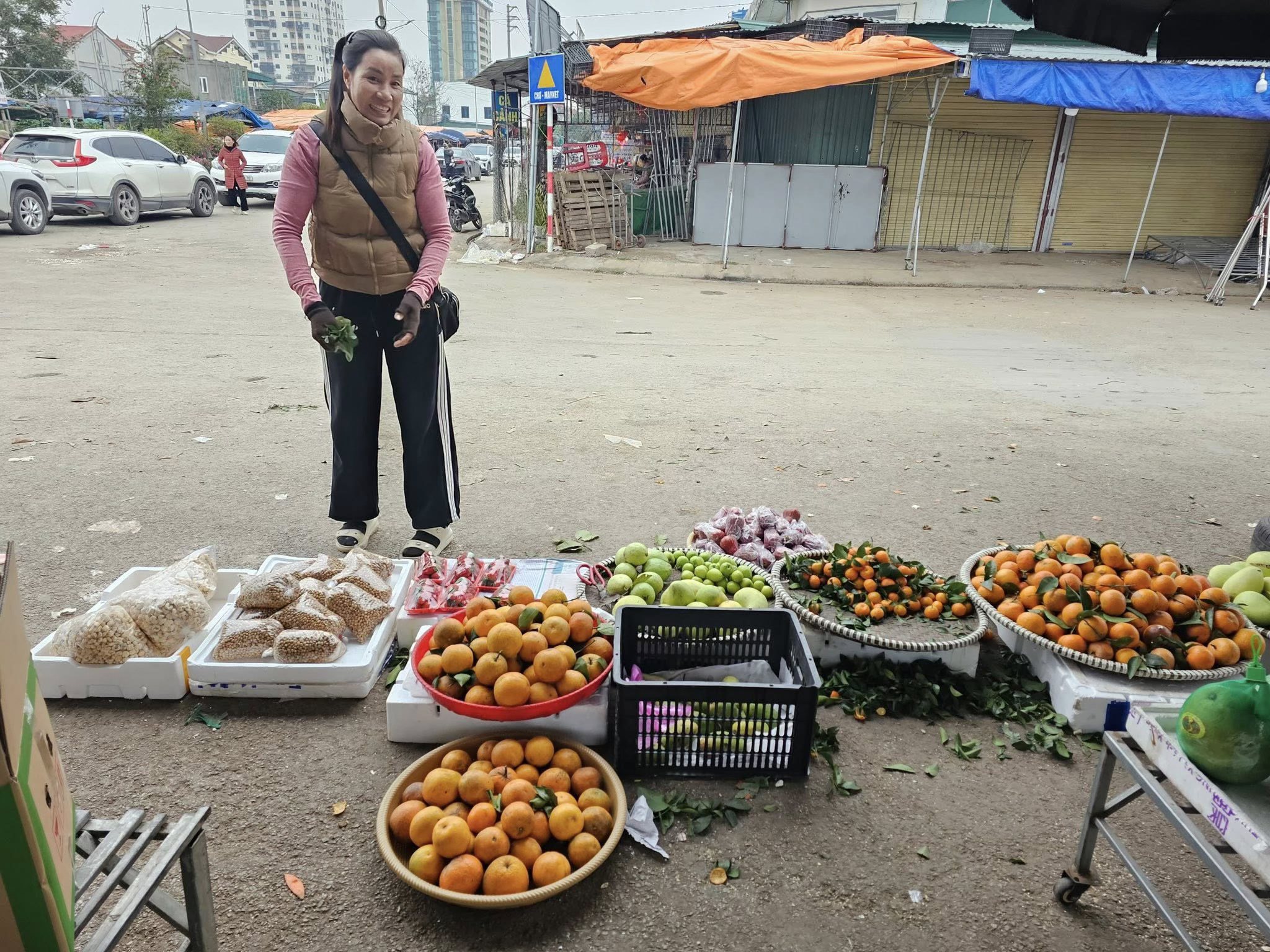 Thủ môn U23 VN Văn Bình được cả làng chào đón, mẹ bán hàng chợ quê đông nghịt khách vây quanh - 6