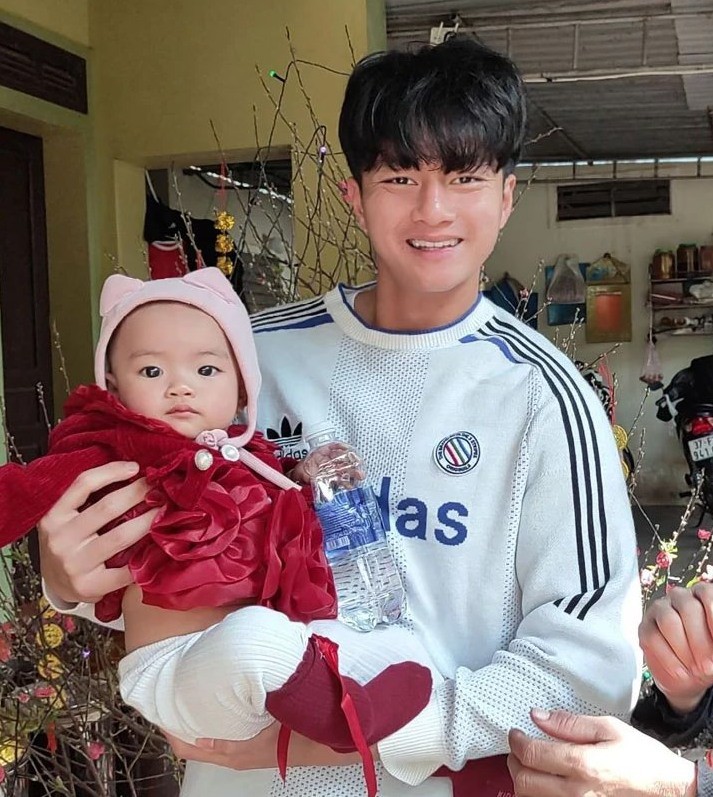 Thủ môn U23 VN Văn Bình được cả làng chào đón, mẹ bán hàng chợ quê đông nghịt khách vây quanh - 11