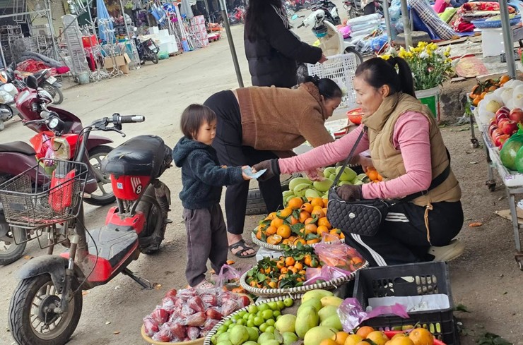 Thủ môn U23 VN Văn Bình được cả làng chào đón, mẹ bán hàng chợ quê đông nghịt khách vây quanh - 10